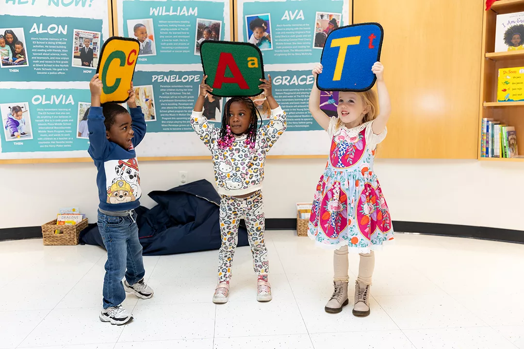 Lisa Howard reading a book to children.